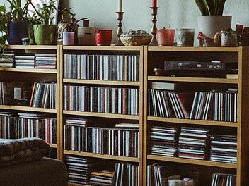 CD-Regal in einem Wohnzimmer