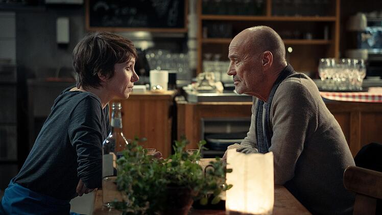 Hagen Benz (Heiner Lauterbach) und Elena Weber (Julia Koschitz) versuchen sich bei einem Abendessen näher kennenzulernen. Doch ihr Spiel - vor allem das von Hagen Benz - bleibt weiterhin ein verdecktes.