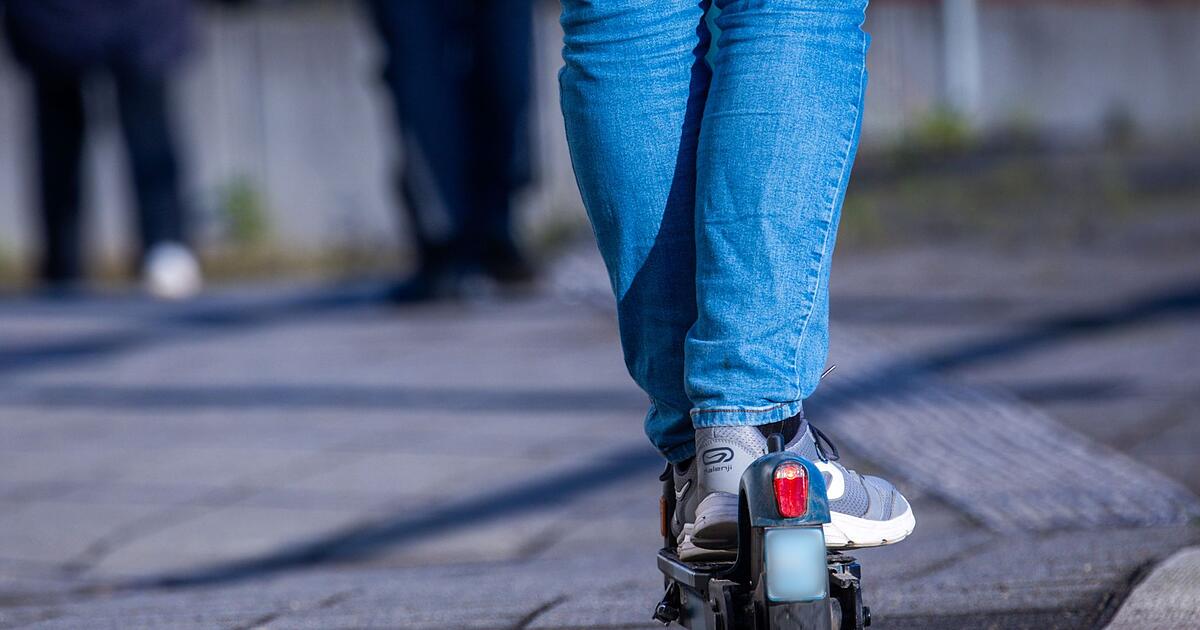 Erlangen: Schülerinnen erfassen Frau mit E-Scooter: Verletzte in Chirurgie ...