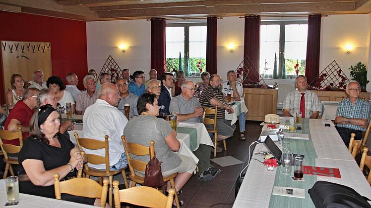 Aufmerksam, mit großem Interesse und zahlreichen Beiträgen beteiligten sich gut 40 Personen an der Veranstaltung in Ebern. Foto: H. Will
