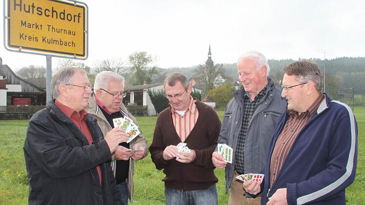 Hutschdorfer Schafkopf-Experten - von links: Manfred und Helmut Reinhardt, Gerhard Schmidt, Reinhold Kauper und Gerhard Müller. Foto: Stephan Tiroch