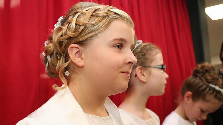 Auffallend bei den diesjährigen Trends: kunstvolle Flechtfrisuren mit zurückhaltendem Kopfschmuck  Foto: Evi Seeger