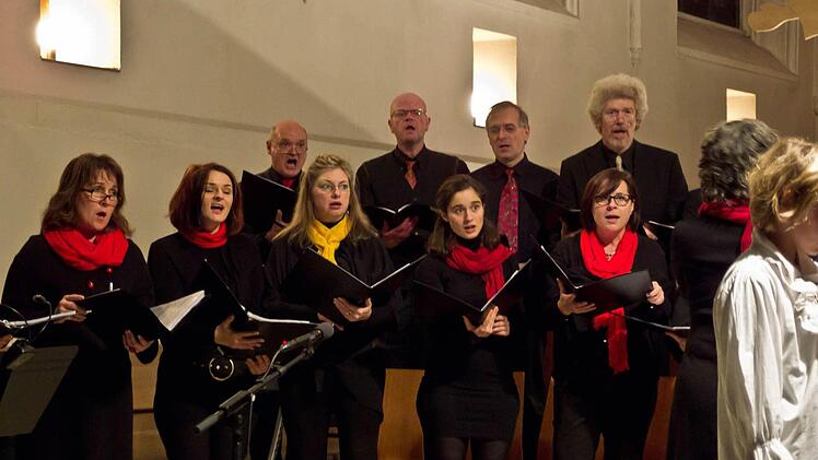 Ein stimmungsvolles Adventskonzert erlebten zahlreiche Zuhörer in der Heilig-Kreuz-Kirche. Zu den Mitwirkenden zählte der Coburger Projektchor "Ziemlich beste Stimmen". Foto: Jochen Berger