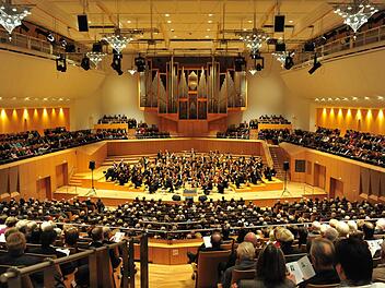 Der Joseph-Keilberth-Saal, Prunkstück der Bamberger Konzert- und Kongresshalle "Sinfonie an der Regnitz", ist erst im Herbst von einem weltweit führenden Klangdesigner optimiert worden.  Foto: Ronald Rinklef