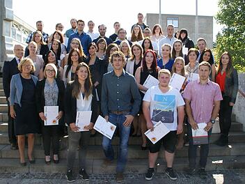 Lauter Einser-Absolventen der Heinrich-Thein-Berufsschule: 54 Staatspreise für Abschlüsse zwischen 1,0 und 1,5 konnten Schulleiterin Heidrun Görtler (links) und Landrat Wilhelm Schneider (dahinter) übereichen. Acht Schülerinnen und Schüler erreichten eine glatte Eins. Foto: Weinbeer