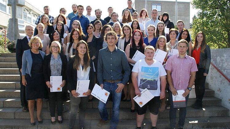 Lauter Einser-Absolventen der Heinrich-Thein-Berufsschule: 54 Staatspreise für Abschlüsse zwischen 1,0 und 1,5 konnten Schulleiterin Heidrun Görtler (links) und Landrat Wilhelm Schneider (dahinter) übereichen. Acht Schülerinnen und Schüler erreichten eine glatte Eins. Foto: Weinbeer