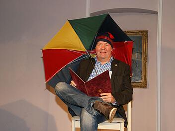 Als sein eigener Untermieter Spitzweg präsentierte Comedian Thomas Hartmann seine ganz besondere Art von hessischer Lyrik beim Comedy-Gipfel in Eltmann. Foto: Sabine Weinbeer