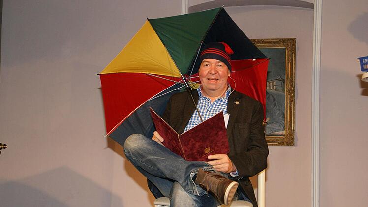 Als sein eigener Untermieter Spitzweg präsentierte Comedian Thomas Hartmann seine ganz besondere Art von hessischer Lyrik beim Comedy-Gipfel in Eltmann. Foto: Sabine Weinbeer