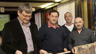 Imker und Bauernobmänner sind sich einig, dass ein besseres Nahrungsangebot für Bienen geschaffen werden muss - und zwar gemeinsam. Unser Bild zeigt (von links) den Vorsitzenden des Kreisimkerverbands Werner Hornung, Edwin Strauß, Paul Stubenrauch, Philipp Kirchner, Peter Kirchner, Kreisfachberater Johannes Bayer, Bürgermeister Karl Heinz Kandler und Helmut Sieghörtner. Foto: Günther Geiling