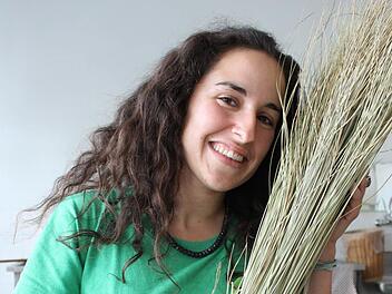 Beatriz Pérez Pardo schnuppert am Espartogras, das in ihrer Heimat Spanien wächst.  Foto: Popp