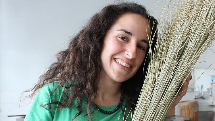Beatriz Pérez Pardo schnuppert am Espartogras, das in ihrer Heimat Spanien wächst.  Foto: Popp