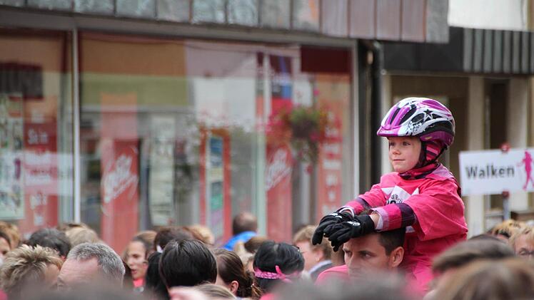 Pinklauf 2016: Warm Up auf dem Marktplatz Foto: Ulrike Müller