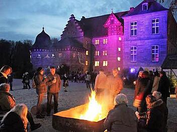 Lagerfeuer-Romantik im Schlosshof