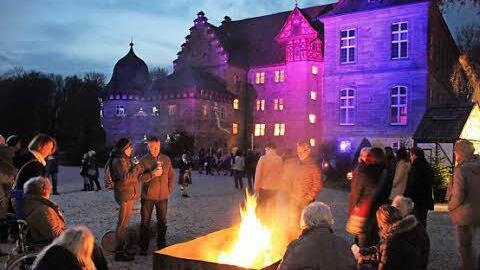 Lagerfeuer-Romantik im Schlosshof