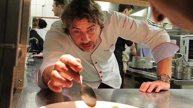 Andr&eacute; Gro&szlig;feld (Villa Merton, Frankfurt) arrangiert beim "Spitzentreff der Sternek&ouml;che" in Coburg einen Teller. Foto: Simone Bastian