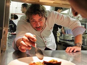 André Großfeld (Villa Merton, Frankfurt) arrangiert beim "Spitzentreff der Sterneköche" in Coburg einen Teller. Foto: Simone Bastian