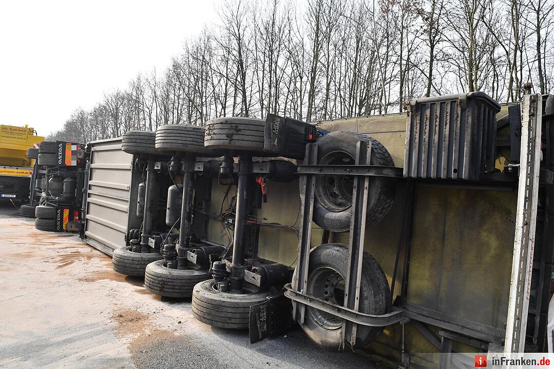 Lkw kippt auf A73 um - Autobahn in Richtung Nürnberg gesperrt