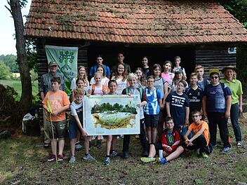 Die zwei sechsten Klassen der Mittelschule Hammelburg hatten viel Spaß, bei der Suche nach Amphibien. Foto: Elisabeth Assmann