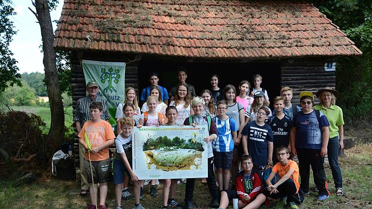 Die zwei sechsten Klassen der Mittelschule Hammelburg hatten viel Spaß, bei der Suche nach Amphibien. Foto: Elisabeth Assmann
