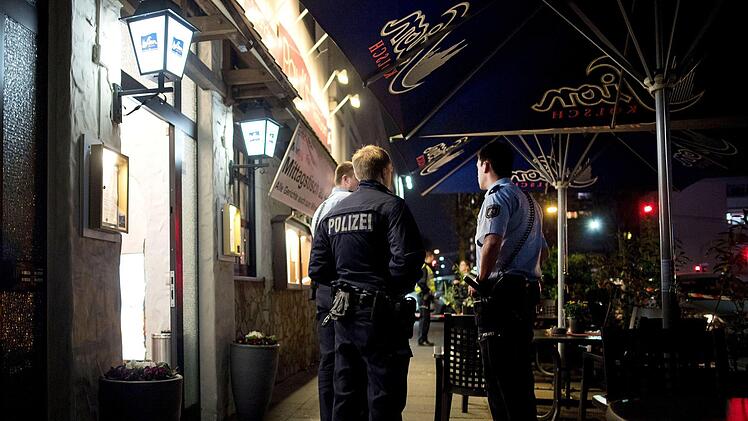 Polizisten stehen vor einem Restaurant. Im Keller des Restaurants hat die Polizei zwei Leichen gefunden. Wie der Mann und die Frau starben und in welcher Beziehung sie zueinander standen, dazu machte die Polizei zunächst keine Angaben. Foto: Marius Becker/dpa