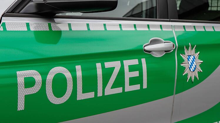 Die Polizei such nach Zeugen, die den Unfall am Montagmorgen gesehen haben. Der LKW-Fahrer wird gesucht.