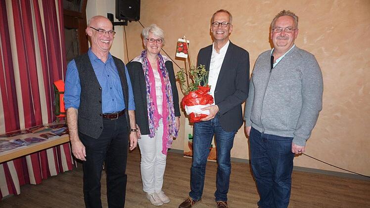 Pfarrer Manfred Endres (links), Christiane Bolz (Pfarrgemeinderätin) und Alexander Reiß (Vorsitzender Pfarrgemeinderat) dankten Burkhard Hose (zweiter von rechts) für den Vortrag und die Lesung aus seinem Buch "Seid laut!". Foto: Marion Eckert