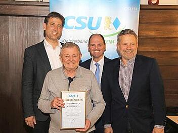 Die Ehrung bei der CSU Weingarts (v. l.): Landrat Hermann Ulm, Erich Kohlmann, MdL Michael Hofmann und Edwin Rank  Foto: Franz Galster