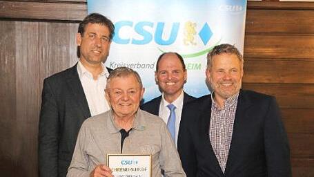Die Ehrung bei der CSU Weingarts (v. l.): Landrat Hermann Ulm, Erich Kohlmann, MdL Michael Hofmann und Edwin Rank  Foto: Franz Galster