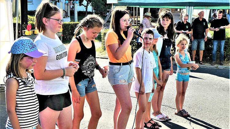 Mit einem Gedichtvortrag "Wir sind die Gat'n Ratt'n" erinnerten Greta, Lisa, Milla, Lenya, Nils, Viktoria, Emma und Luzy an die Erfolgsgeschichte des Nachwuchses seit 1991. Gerd Fleischmann