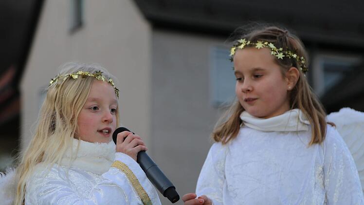 Eva (l.) und Lisa bei der Eröffnung Foto: Franz Galster