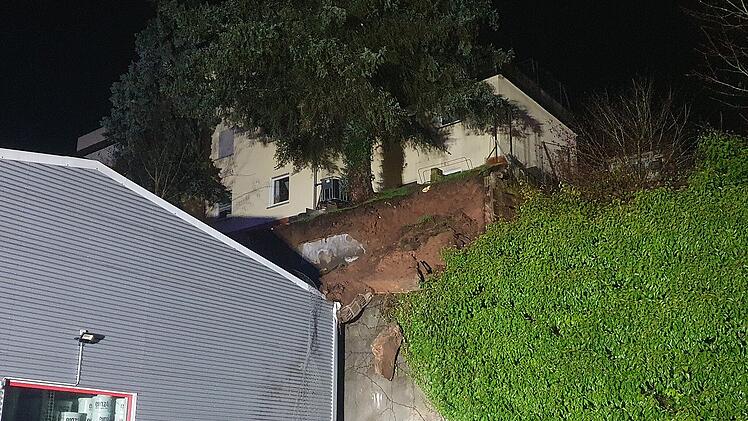 Bad Brückenau: Gefährlicher Hangrutsch löst Alarm aus - Mehrere Anwohner evakuiert