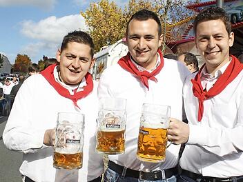 Sebastian, Andreas und Volker genießen das Leben bei der Vestenbergsgreuther Kirchweih. Fotos: Sonja Werner