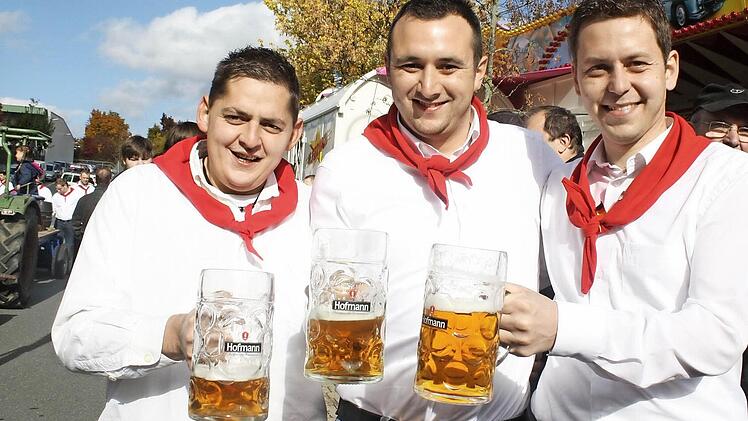 Sebastian, Andreas und Volker genießen das Leben bei der Vestenbergsgreuther Kirchweih. Fotos: Sonja Werner