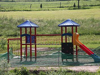 Die neue Spielplatz-Kombination in Geroda steht schon.  Foto: Ulrike Müller