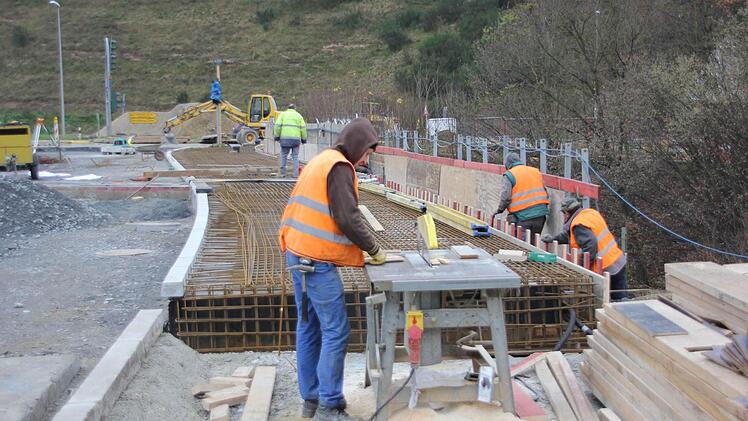 Bauarbeiter bei den letzten Schalungsarbeiten Foto: Friedwald Schedel