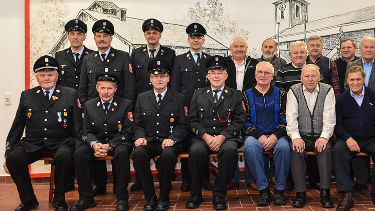 Die in der Versammlung geehrten Mitglieder mit dem Vorsitzender der Feuerwehr, Thomas Nürnberger (2. von links) und dem Kommandanten der Wehr, Matthias Nürnberger (rechts). Fotos: Björn Hein