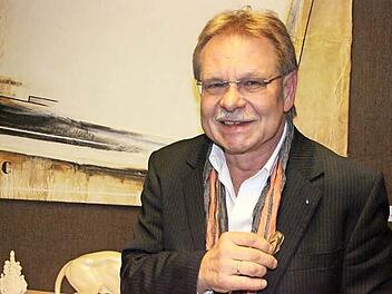 Die Schieflage der Stadt, hier als Gemälde im Hintergrund , will Bürgermeister Wolfgang Beiergrößlein gerade rücken. Kraft dafür schöpft der Katholik aus seinem Glauben (symbolisiert durch eine Mutter-Gottes-Figur). Sein Geburtstagswunsch: eine Friedenskapelle errichten. Foto: Corinna Igler
