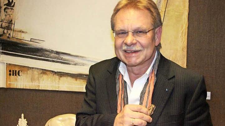 Die Schieflage der Stadt, hier als Gemälde im Hintergrund , will Bürgermeister Wolfgang Beiergrößlein gerade rücken. Kraft dafür schöpft der Katholik aus seinem Glauben (symbolisiert durch eine Mutter-Gottes-Figur). Sein Geburtstagswunsch: eine Friedenskapelle errichten. Foto: Corinna Igler