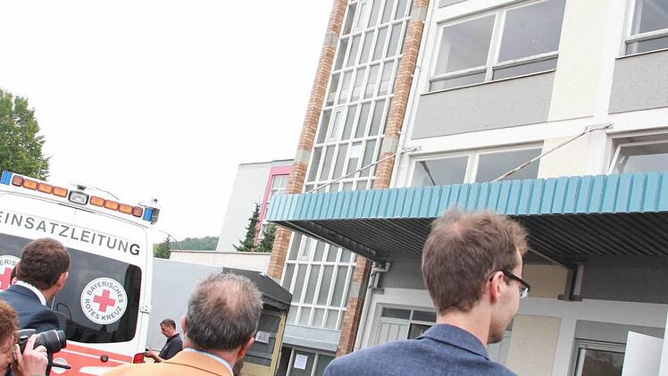Am Montag kommen die ersten 100 Flüchtlinge in Bad Kissingen an - kurzfristig. Bis dahin haben Handwerker und Helfer damit zu tun, die Notunterkunft in der ehemaligen Fabrik einzurichten. Foto: Carmen Schmitt