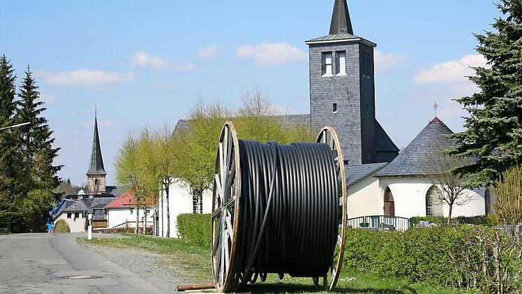 Gestartet ist Anfang dieser Woche der Breitbandausbau für die Pressecker Ortsteile. In einer ersten Maßnahme wird ein Glasfaserkabel ab Ortsende nach der katholischen Kirche bis Wildenstein neben der Straße verlegt. 90 000 Euro für ganz Presseck hat der Gemeinderat als Eigenanteil der Kommune dafür im aktuellen Haushalt genehmigt, der in der Sitzung am Montag beschlossen wurde. Foto: Klaus Klaschka
