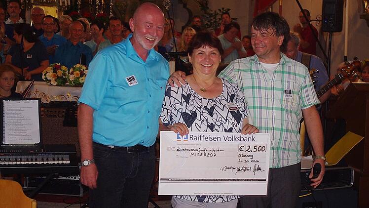 "Spirit Voices" spendete 2500 Euro f&uuml;r Misereor. Das Bild zeigt (von links) Chorleiter Georg Kestel, Maria Klinkenberg und Martin F&ouml;rtsch bei der Spenden&uuml;bergabe. Foto: Heike Sch&uuml;lein