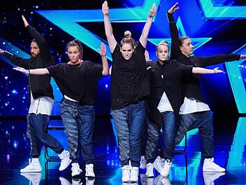 Mit viel Lob für die Idee und die tänzerische Leistung geht es für "Time2Change" in die nächste Runde der Casting-Show "Das Supertalent". Foto: RTL / Stefan Gregorowius