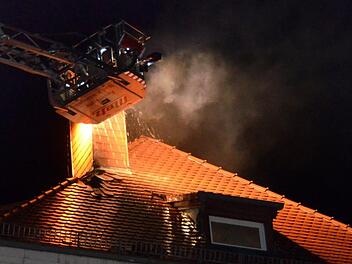 Dachstuhl-Brand nach Blitzeinschlag in Bad Kissingens Landwehrstraße. Foto: Peter Rauch