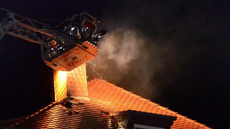 Dachstuhl-Brand nach Blitzeinschlag in Bad Kissingens Landwehrstraße. Foto: Peter Rauch