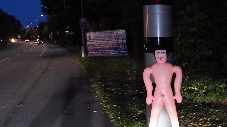 In Dillingen (Saarland) befestigten Unbekannte eine lebensgroße Sexpuppe vor einer Radarfalle. Foto: Symbolbild / Polizei Dillingen / dpa