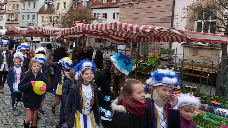 Die Kulmbacher Showtanzgarde marschiert zum Rathaus. Foto: Werner Reißaus