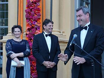 Markus Söder bei seiner Ansprache, im Hintergrund Uni-Präsident Joachim Hornegger und seine Frau Belinda. Mit "Ich wünsche allen, die tanzen wollen und müssen, viel Spaß!" sorgte der Ministerpräsident für Erheiterung. Foto: Pascale Ferry
