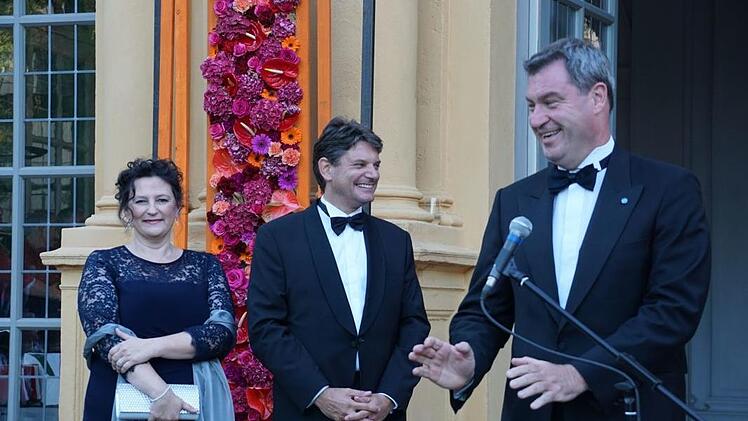 Markus Söder bei seiner Ansprache, im Hintergrund Uni-Präsident Joachim Hornegger und seine Frau Belinda. Mit "Ich wünsche allen, die tanzen wollen und müssen, viel Spaß!" sorgte der Ministerpräsident für Erheiterung. Foto: Pascale Ferry