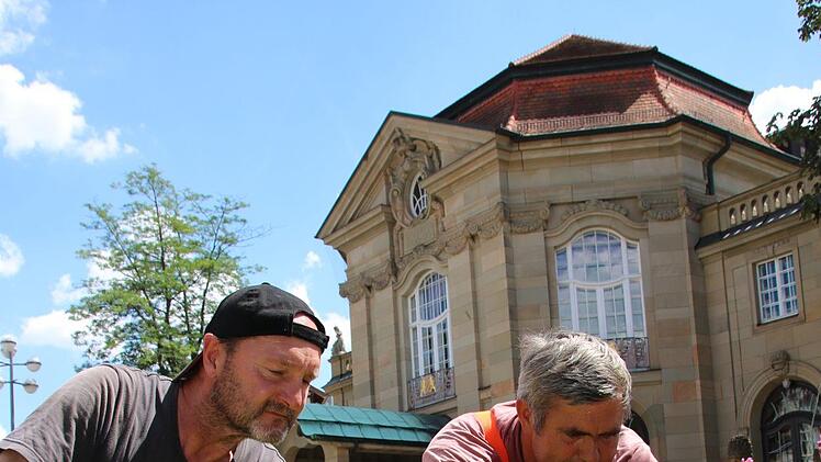 Bernhard Schroll (rechts) pflegt zusammen mit Georg Materzok ein Beet auf dem Theaterplatz. Foto: Ralf Ruppert