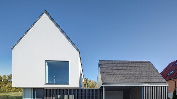 "Raumwunder" - kleines Dreigenerationenhaus in klarer Form mit zürückhaltender Materialität in Igensdorf. Architektur: ARCH 01 Architekturbüro Volker Schwab, Vohenstrauß.  Besichtigung: Samstag, 29. Juni, 14.30 bis 17 Uhr, Brunnfeldweg 11. Erich Spahn
